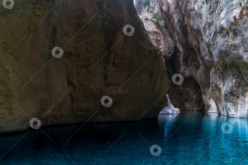 Скачать чистая голубая вода в глубоком каньоне с отвесными скальными стенами фотосток Ozero