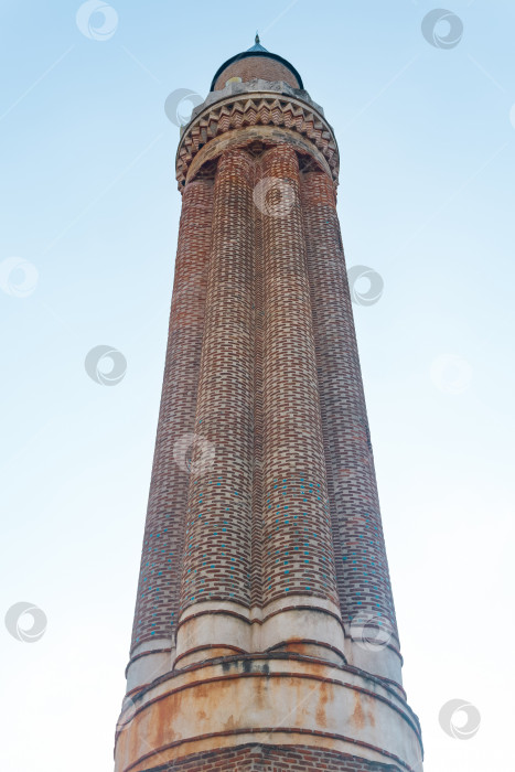Скачать Минарет Йивли Камии (мечеть с рифленым минаретом) в историческом центре Анталии фотосток Ozero
