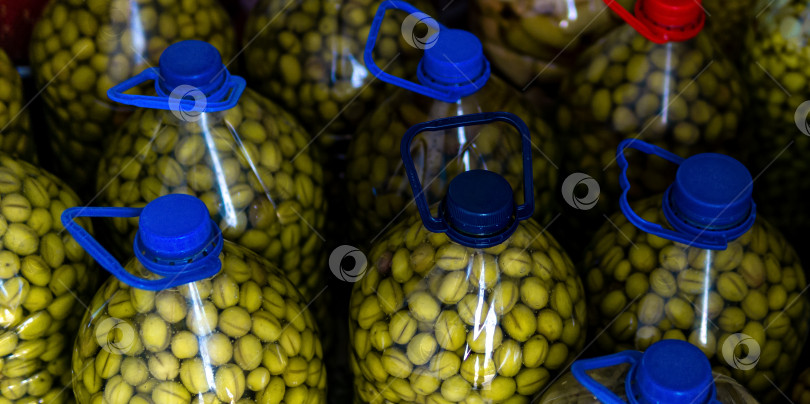 Скачать домашнее консервирование, зеленые оливки, маринованные в пластиковых бутылках фотосток Ozero