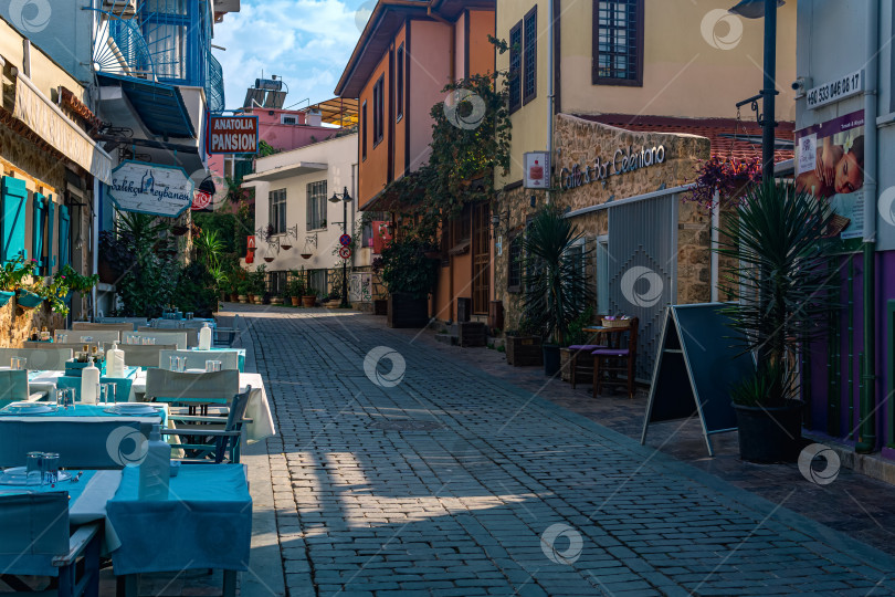 Скачать старые улицы с отелями и ресторанами в историческом центре Анталии, Турция фотосток Ozero