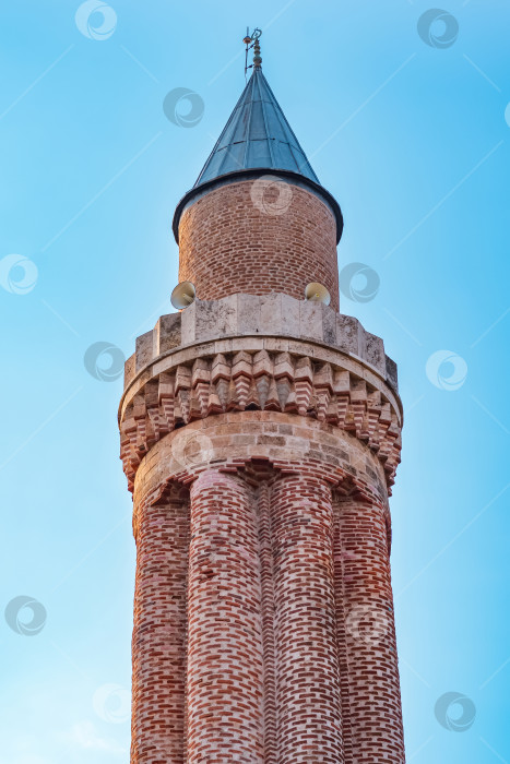 Скачать вершина минарета Йивли Камии (мечеть с рифленым минаретом) в историческом центре Анталии фотосток Ozero