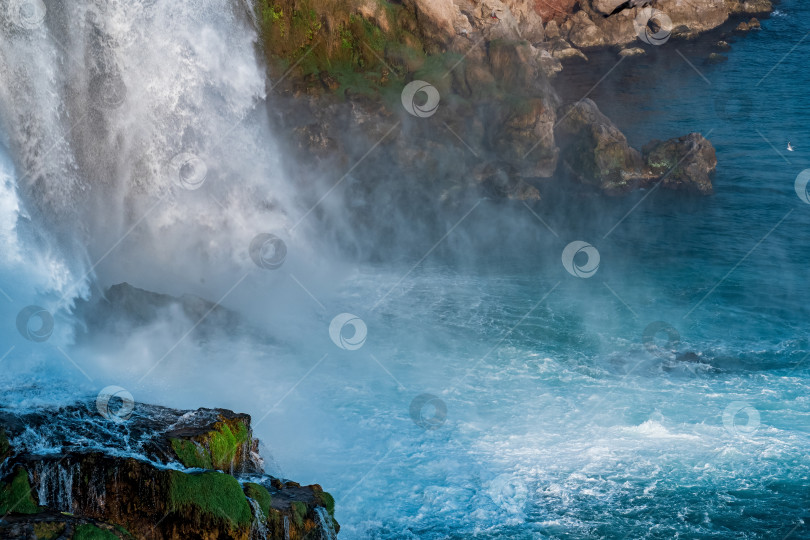 Скачать пейзаж у подножия водопада фотосток Ozero