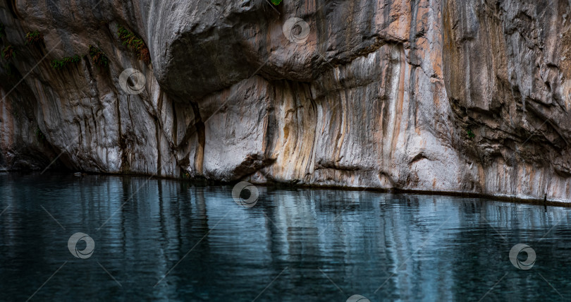 Скачать чистая голубая река со скалистыми берегами на дне глубокого каньона фотосток Ozero