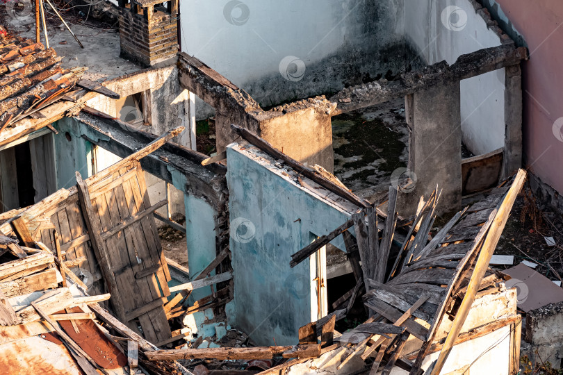 Скачать квартал полуразрушенных сельских домов, вид сверху фотосток Ozero