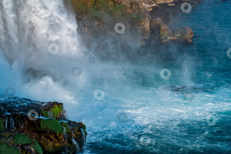 Скачать пейзаж у подножия водопада фотосток Ozero