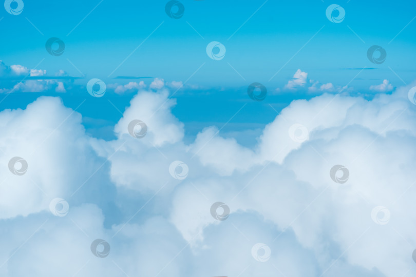 Скачать естественный облачный пейзаж с кучевыми облаками, вид сверху фотосток Ozero