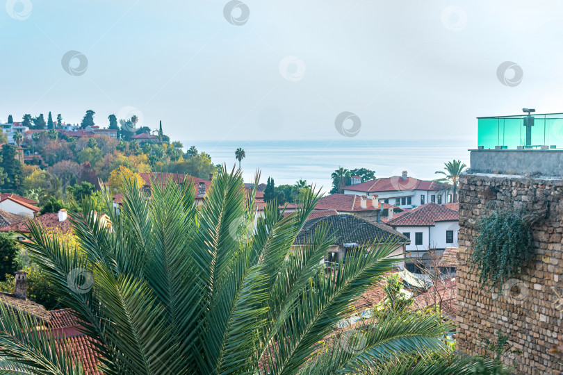 Скачать прибрежный пейзаж с древним прибрежным средиземноморским городом Калеичи, историческим центром Анталии, Турция фотосток Ozero