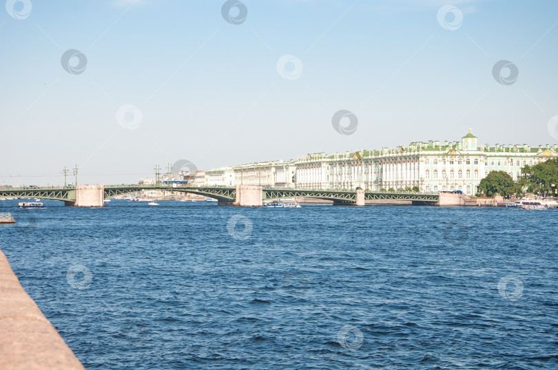 Скачать Санкт-Петербург, Россия - Дворцовый мост через Неву фотосток Ozero