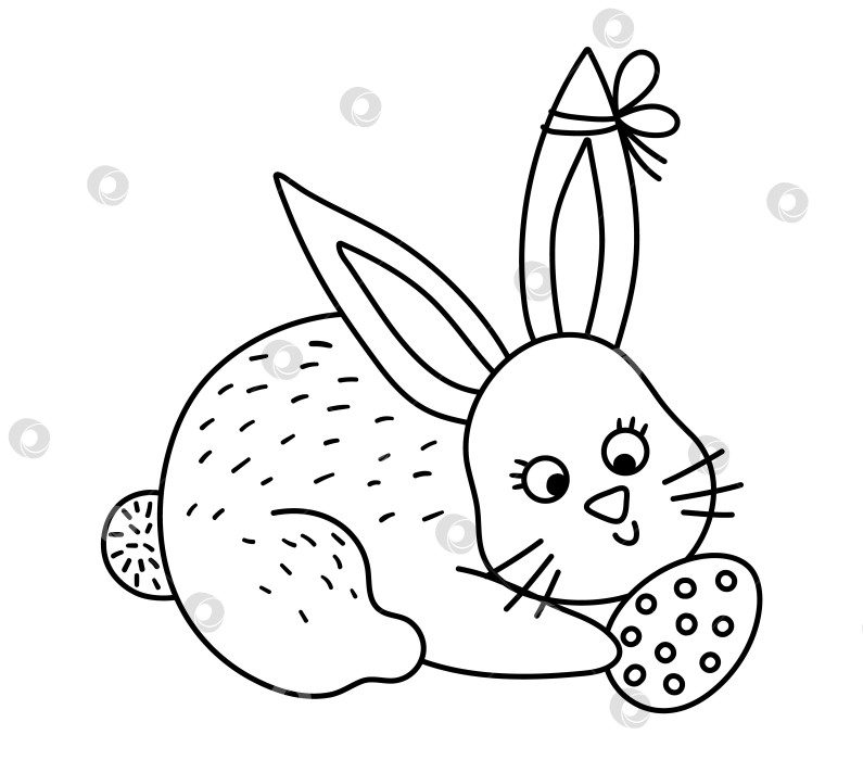 Скачать Векторная черно-белая иллюстрация кролика с яйцом. Пасхальная традиционная иконка в виде линии животных. Симпатичная раскраска весеннего кролика для детей. фотосток Ozero