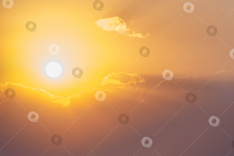 Скачать яркое небо на закате или восходе солнца с облаками и солнцем фотосток Ozero