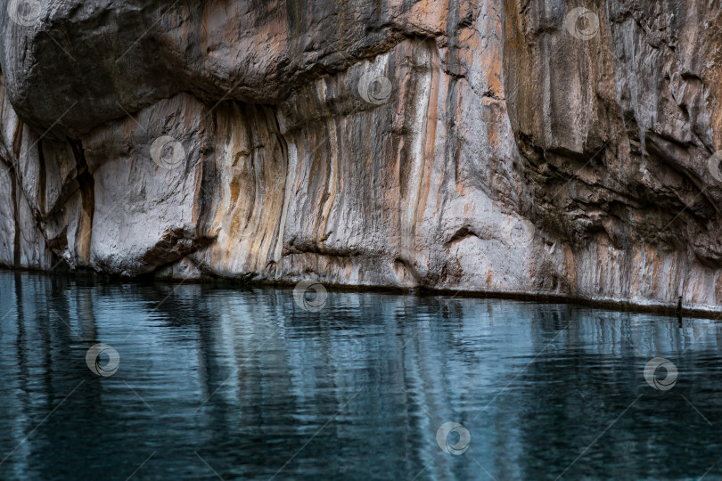 Скачать чистая голубая река со скалистыми берегами на дне глубокого каньона фотосток Ozero