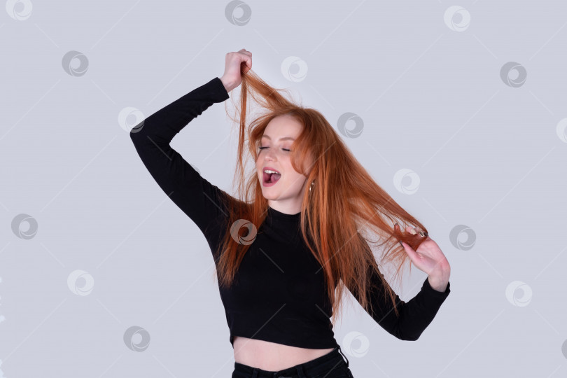 Скачать молодая женщина со взъерошенными волосами растягивается на светлом фоне фотосток Ozero