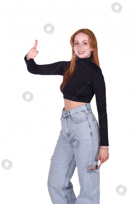 Скачать молодая женщина с поднятым вверх жестом, выделенным на белом фоне фотосток Ozero