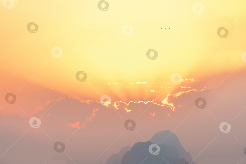 Скачать яркое небо на закате или восходе солнца с туманными горами фотосток Ozero