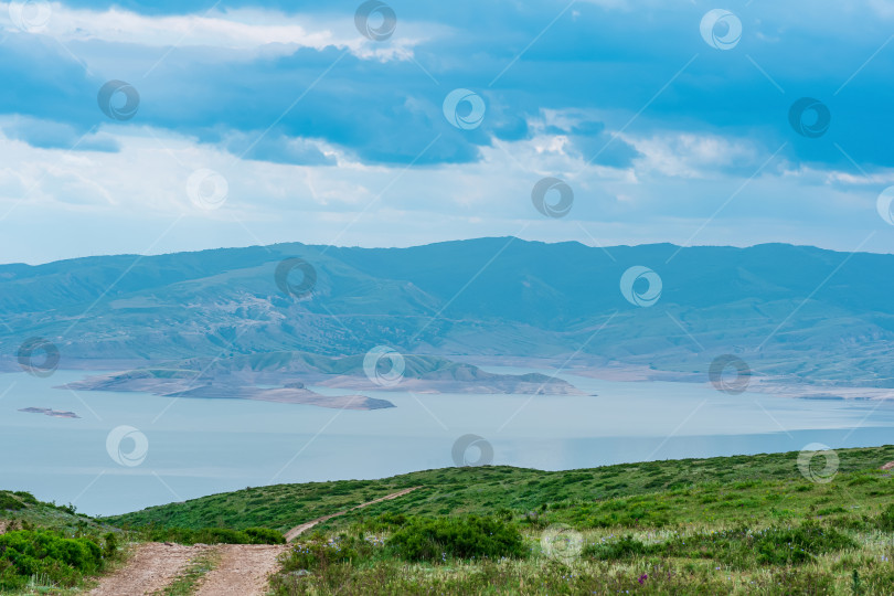 Скачать горный пейзаж с дорогой и далеким озером фотосток Ozero