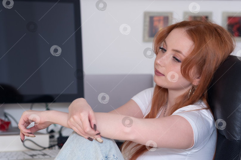 Скачать молодая женщина, сидящая за столом перед монитором компьютера, отдыхает фотосток Ozero