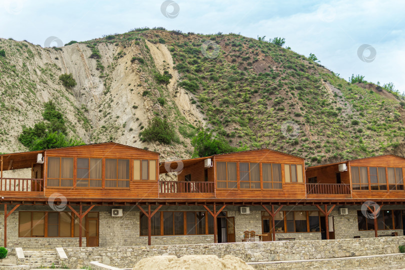 Скачать небольшой отель из нескольких коттеджей в горной долине фотосток Ozero