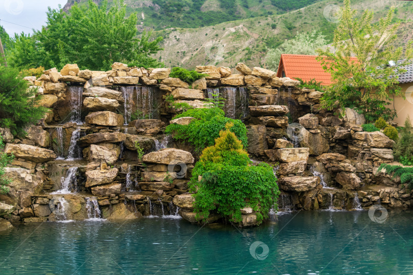 Скачать ландшафтный дизайн, плотина с каскадом водопадов в виде природных скал фотосток Ozero