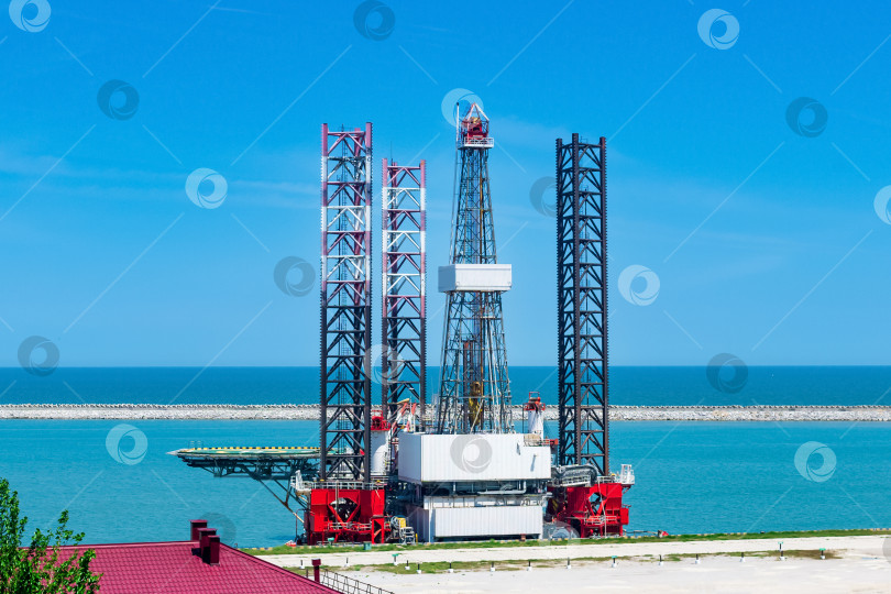 Скачать плавучая нефтяная платформа, пришвартованная в морском порту у пирса фотосток Ozero