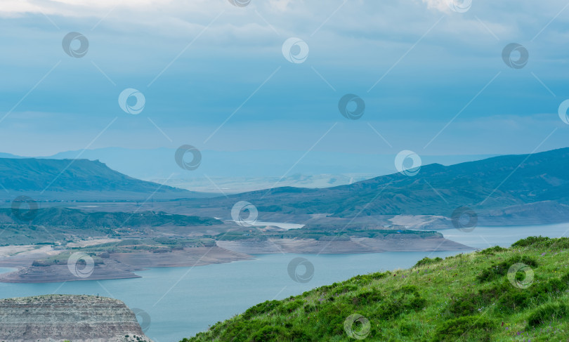 Скачать вид на высокогорное водохранилище Чиркей на реке Сулак на Кавказе фотосток Ozero