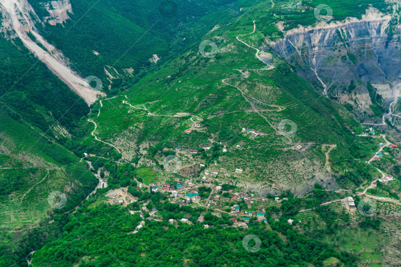 Скачать вид с высоты птичьего полета на небольшое горное поселение на склоне горы, деревню Старый Зубутли в долине реки Сулак в Дагестане фотосток Ozero