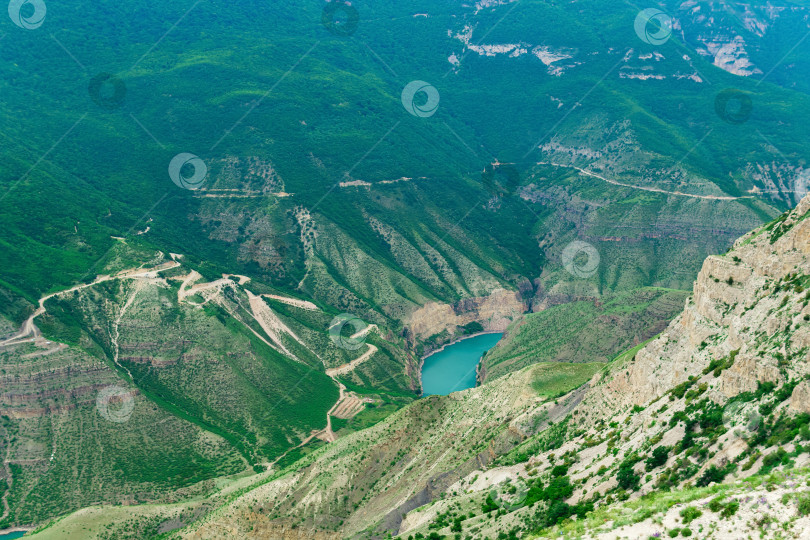 Скачать горный пейзаж, вид на глубокий каньон с голубой водой, долину реки Сулак в Дагестане фотосток Ozero