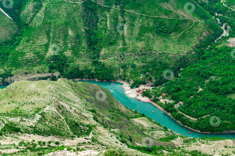 Скачать вид сверху на горную реку Сулак в Дагестане с базы туристических лодок фотосток Ozero