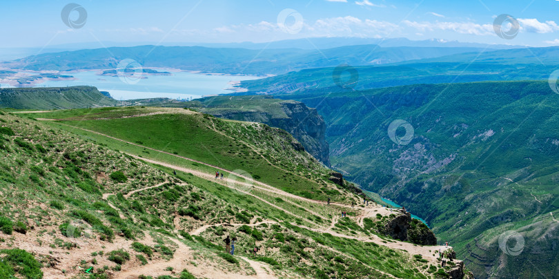 Скачать вид со смотровой площадки для туристов на Сулакский каньон и водохранилище Чиркейской гидроэлектростанции в горах Кавказа фотосток Ozero