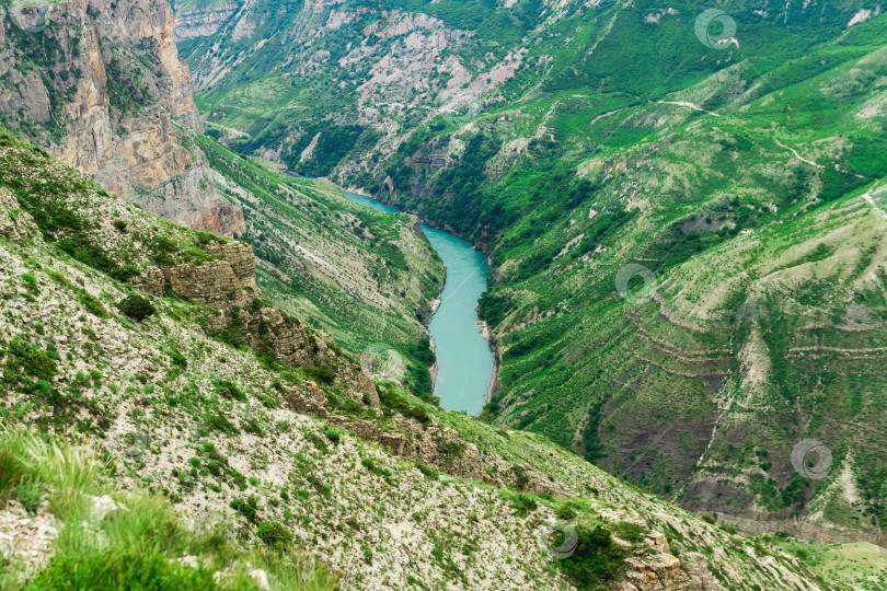 Скачать горный пейзаж, глубокий каньон с голубой рекой фотосток Ozero