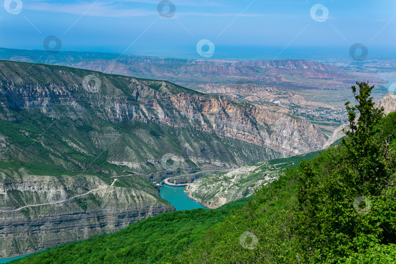 Скачать горный пейзаж на Кавказе с видом на долину реки Сулак, Миатлинскую гидроэлектростанцию и города Нью-Зубутли и Кизилюрт вдалеке фотосток Ozero