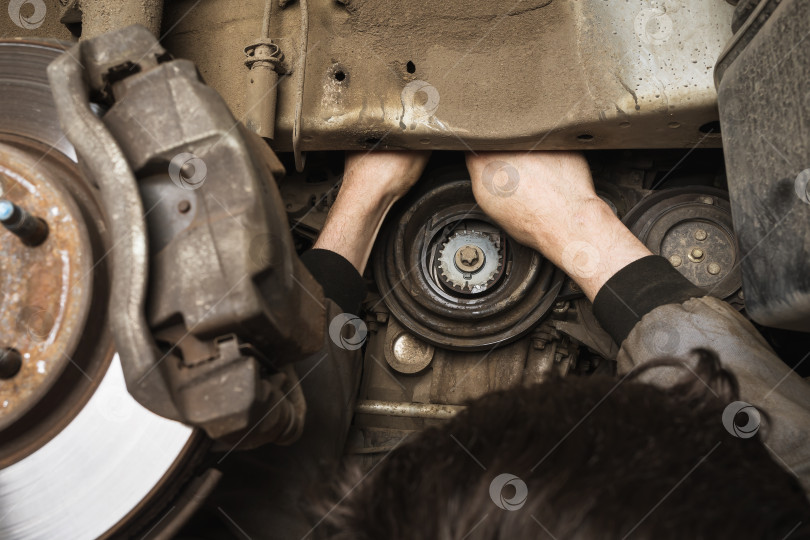 Скачать Автомеханик ремонтирует автомобильный генератор фотосток Ozero