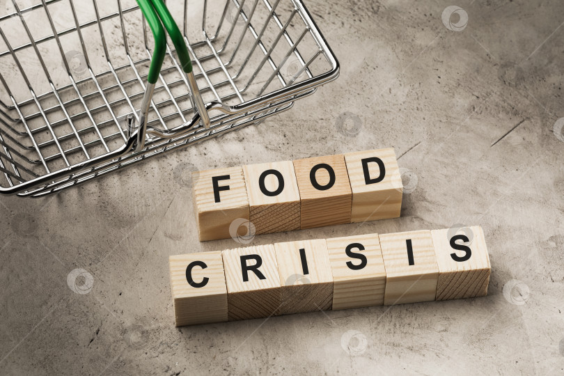 Скачать Пустая продуктовая корзина и деревянные кубики с текстом на абстрактном фоне, концепция продовольственного кризиса фотосток Ozero