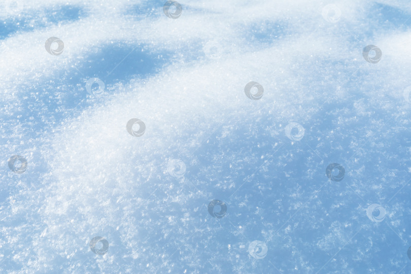 Скачать Текстура снега, освещенная солнечным светом, снежный фон фотосток Ozero