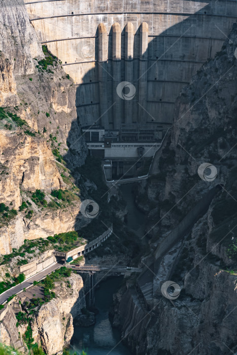 Скачать вид на нижнюю часть арочной плотины с водосбросом в каньоне фотосток Ozero