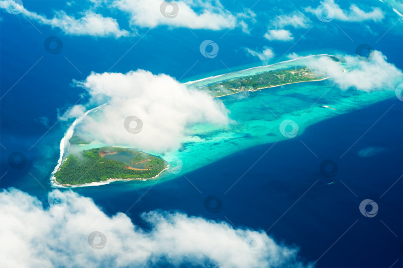 Скачать Вид с самолета на остров, расположенный на Мальдивах фотосток Ozero