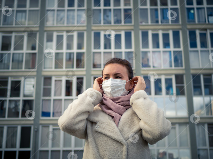 Скачать Снимок девушки в маске на улице. карантин из-за пандемии Covid-19. фотосток Ozero