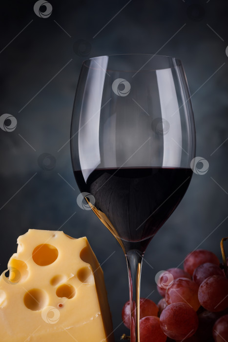 Скачать Бокал красного вина с сыром и виноградом, крупный план фотосток Ozero