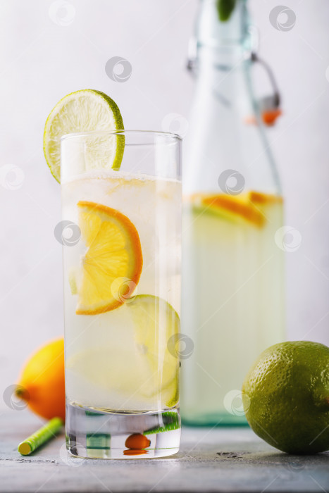 Скачать Вода с лимоном и лаймом в прозрачном стакане на столе фотосток Ozero