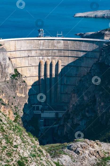 Скачать вид на большую арочную плотину в каньоне, Чиркейская гидроэлектростанция фотосток Ozero