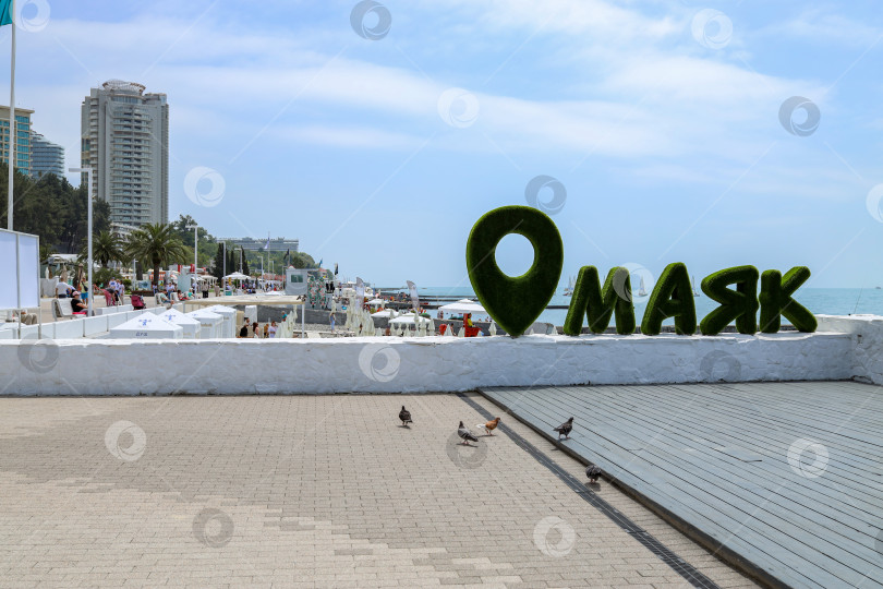 Скачать Вид на пляж Маяка и буквы, сделанные из травы, в Сочи, Россия. 25 мая 2023 года. фотосток Ozero