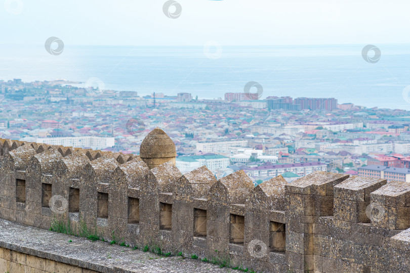 Скачать вид на Дербент и Каспийское море со стен цитадели Нарын-Кала фотосток Ozero