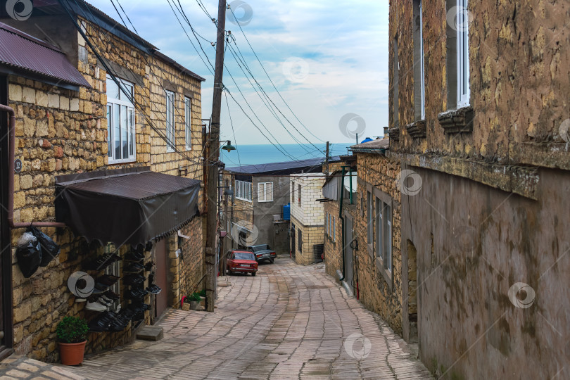 Скачать улица в историческом центре Дербента на склоне горы с видом на Каспийское море фотосток Ozero