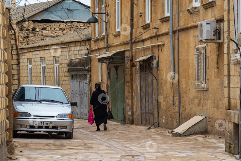 Скачать узкая улочка со старыми домами в историческом районе Дербента, Дагестан фотосток Ozero