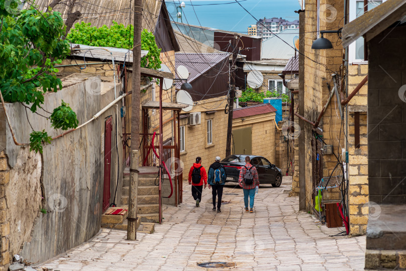 Скачать туристы в махаллях Дербента, старинная улица исторического центра города, Дагестан фотосток Ozero