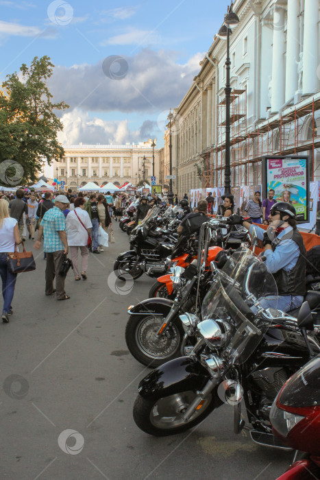 Скачать Люди осматривают мотоцикл. фотосток Ozero