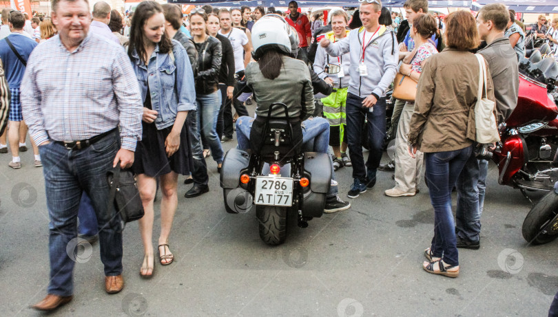 Скачать Байкеры проходят сквозь толпу. фотосток Ozero