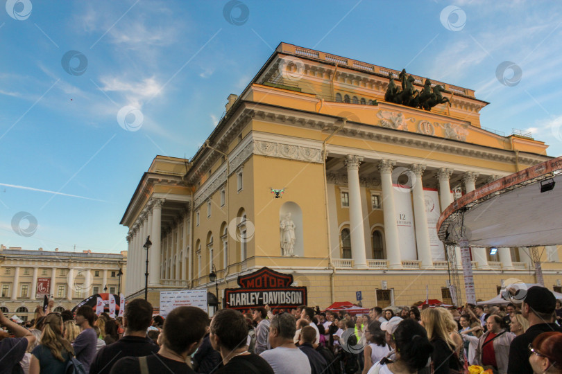 Скачать Люди на байк-шоу в Александрийском театре. фотосток Ozero