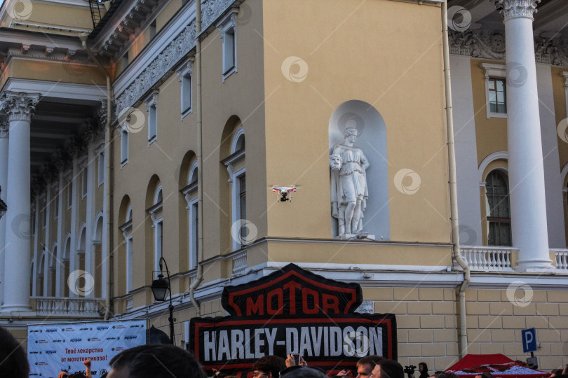 Скачать Беспилотник над головами людей на фоне Александрийского театра. фотосток Ozero