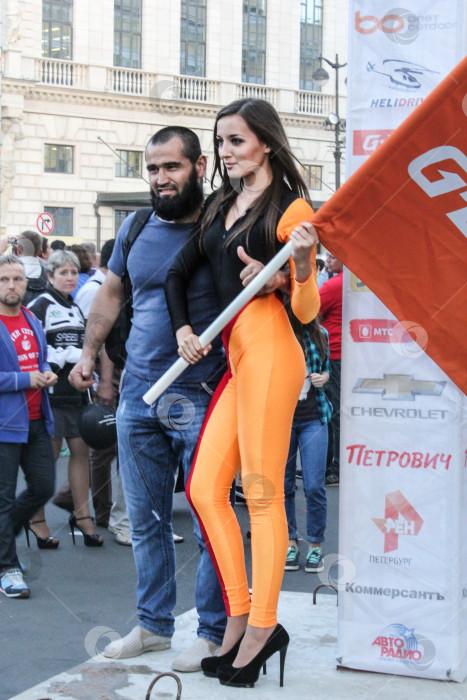 Скачать Мужчина позирует с девушкой из шоу-бизнеса. фотосток Ozero