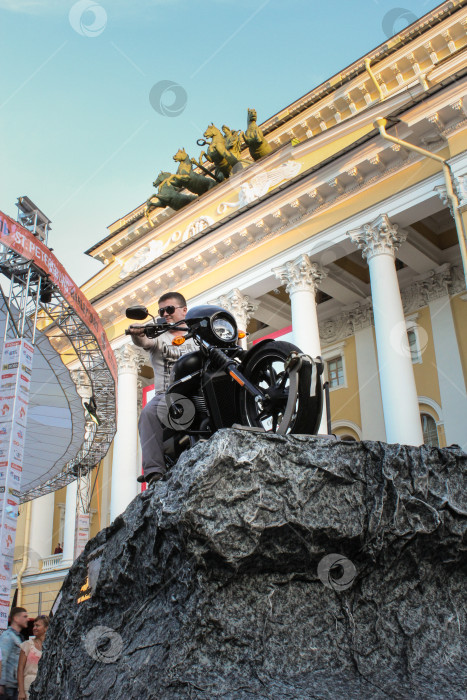 Скачать Мужчина позирует на мотоцикле. фотосток Ozero